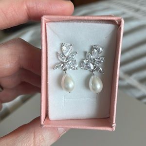NWT Bridal pearl drop earrings
